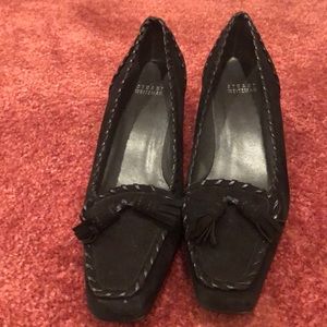 Ladies low heel suede shoes